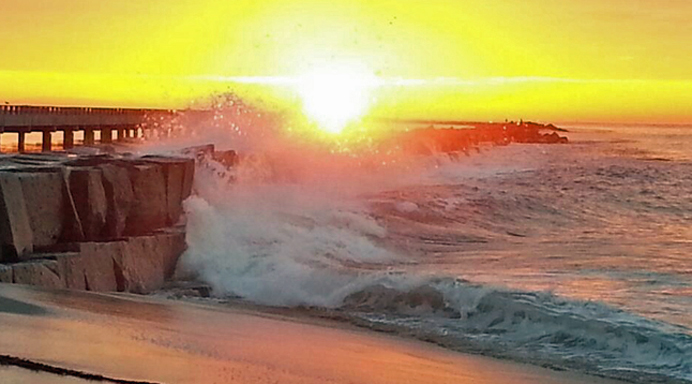 Large waves could be seen hitting the breakwater at Cabrillo Beach in San Pedro, Nov. 30, 2013. (Credit: Twitter/Waterboxer)