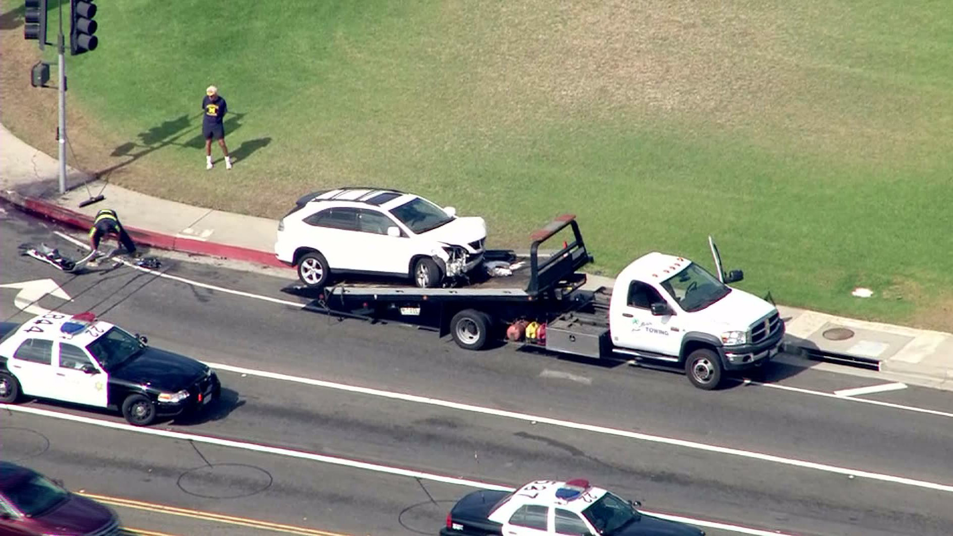 A white SUV that was allegedly carjacked by Brian Cruz was towed from the scene where it crashed in Malibu on Aug. 11, 2014. (KTLA)