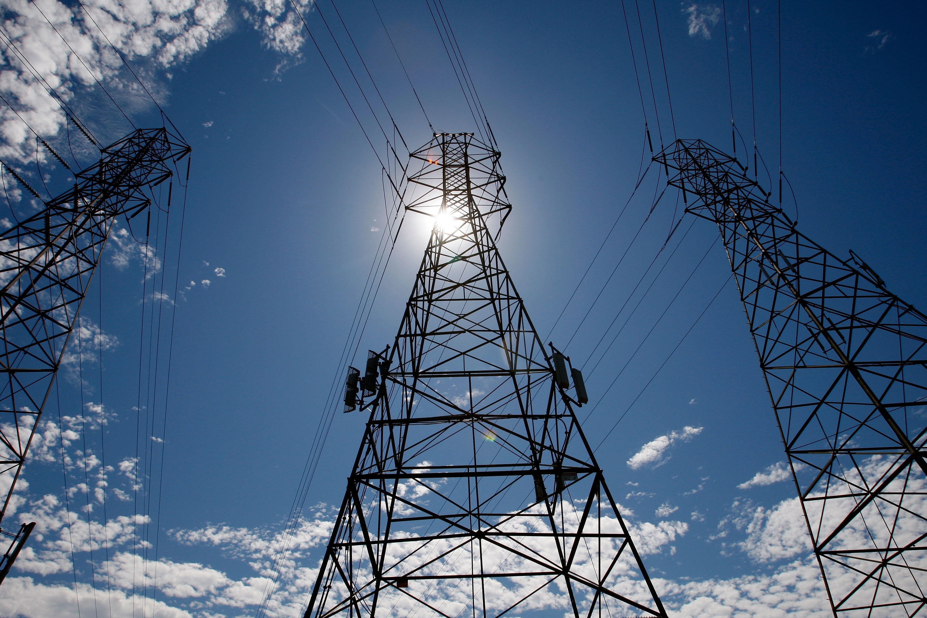 The sun shines over towers carrying electrical lines in South San Francisco in 2007. (Justin Sullivan/Getty Images)