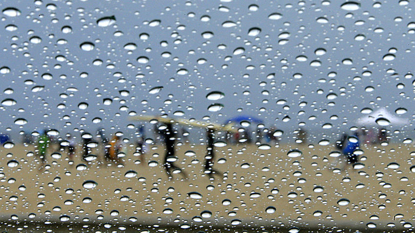 Rain gathers on windows as beachgoers come and go from Santa Monica beach in this file photo. (Credit: Allen J. Schaben / Los Angeles Times)