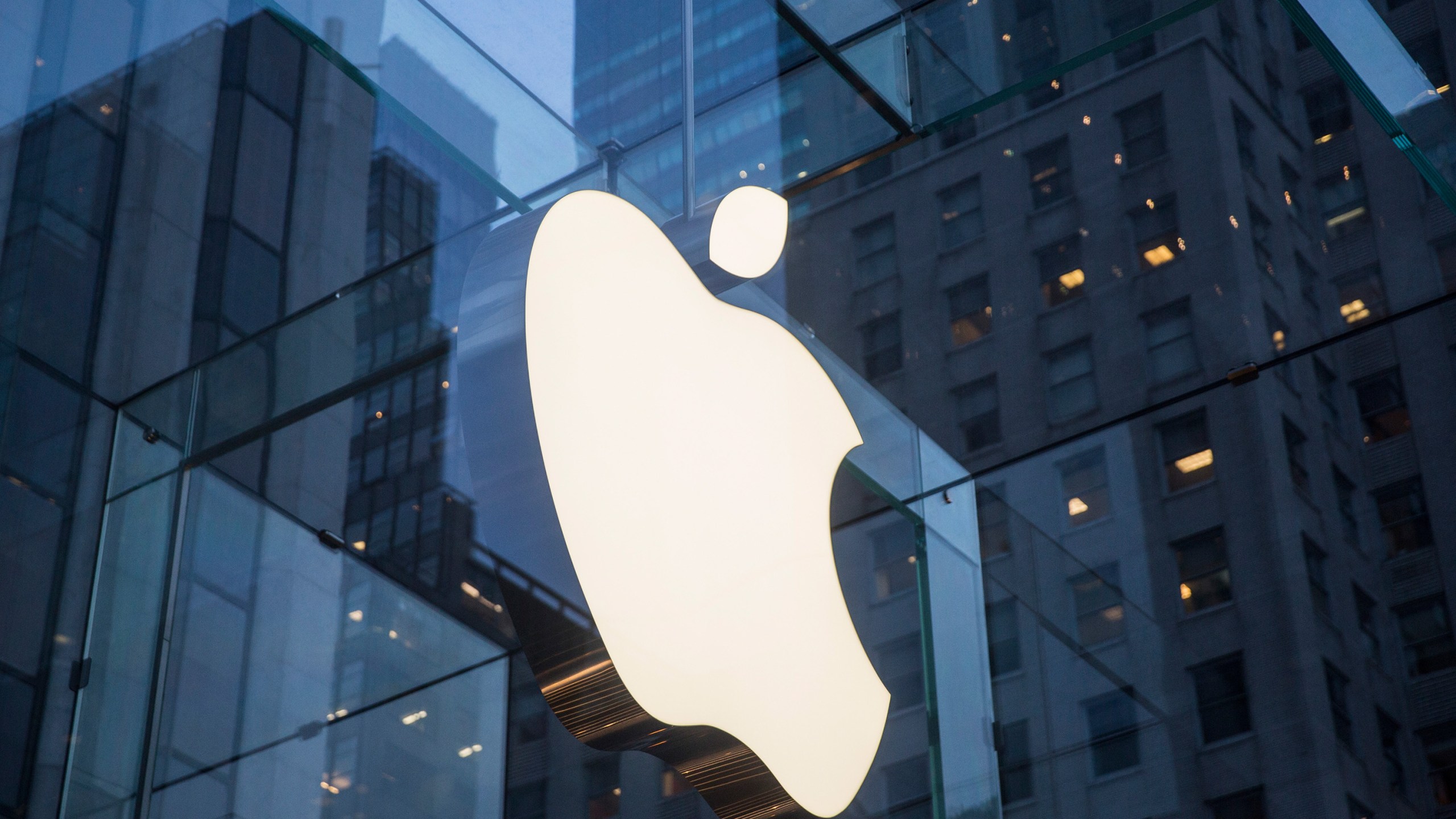 The Apple store on Fifth Avenue is seen on Jan. 26, 2016, in New York City. (Credit: Andrew Burton/Getty Images)