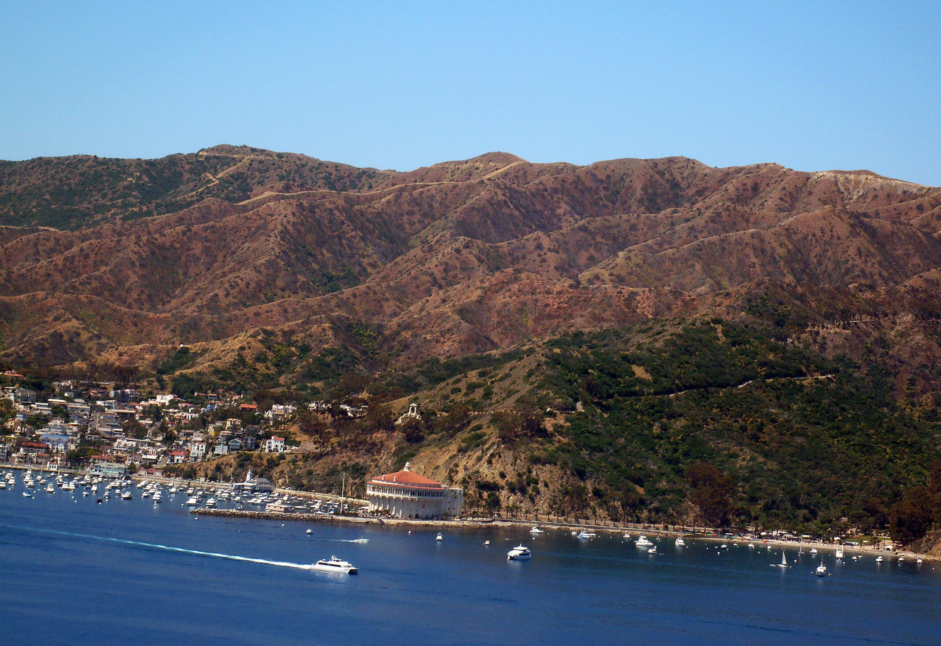 Avalon on Catalina Island is seen from a helicopter of the Island Express company on May 17, 2018. (Credit: GABRIEL BOUYS/AFP/Getty Images)