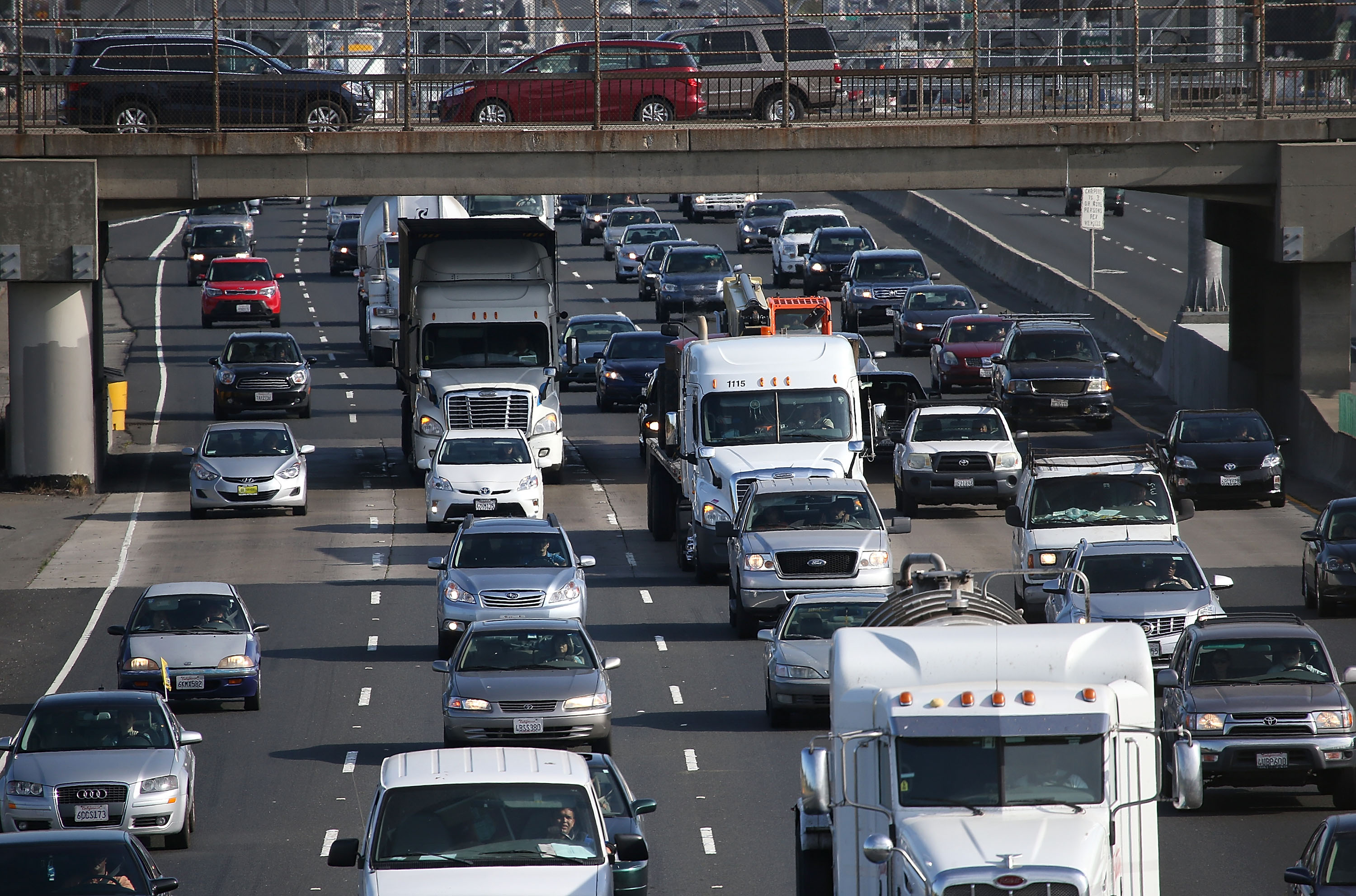 Traffic makes its way along Interstate 80 on July 1, 2015, in Berkeley, California. (Credit: Justin Sullivan/Getty Images)