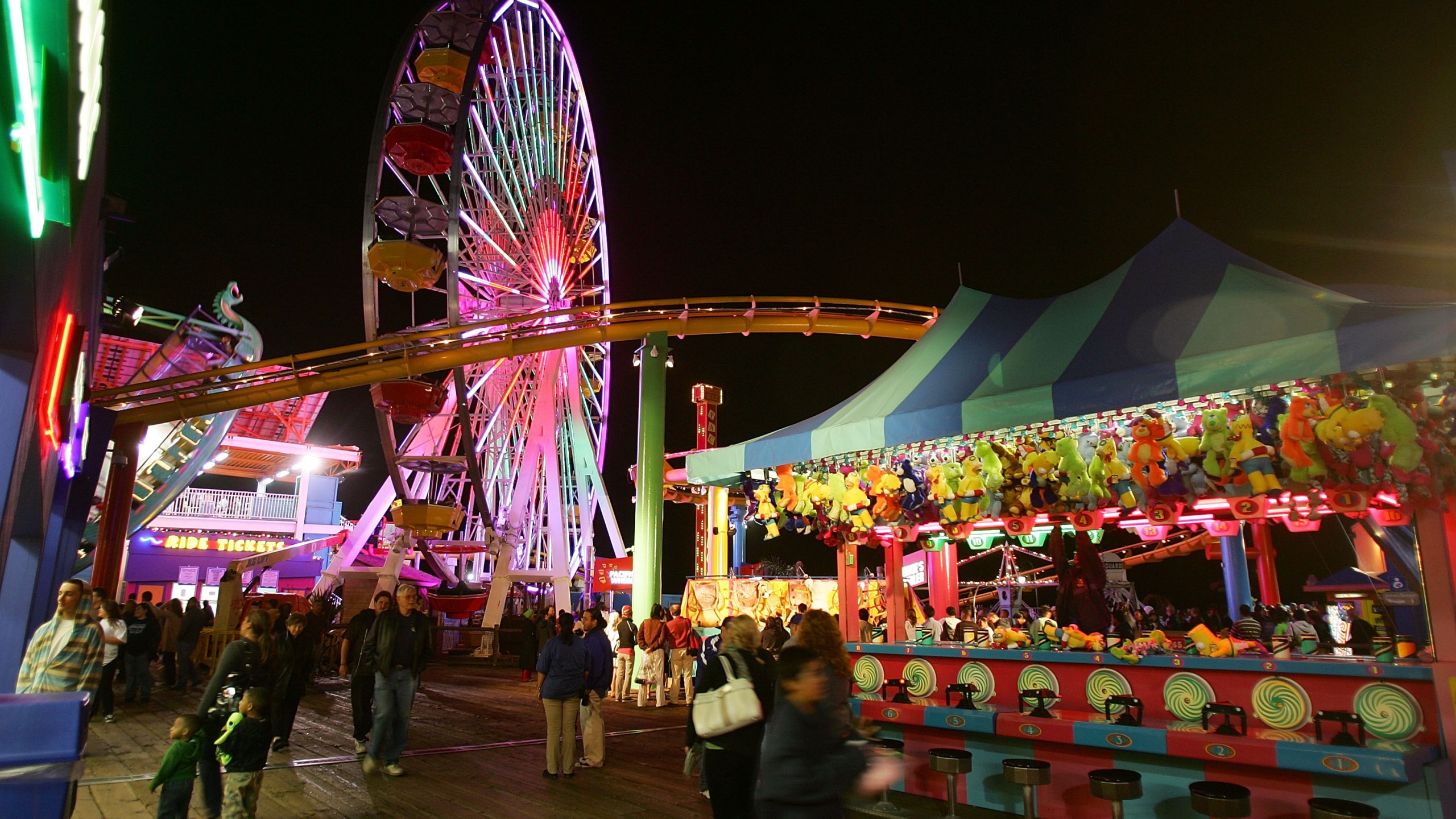 Pacific Park at the Santa Monica Pier can be a cheaper alternative theme park option for state residents or visitors. ( David McNew/Getty Images)