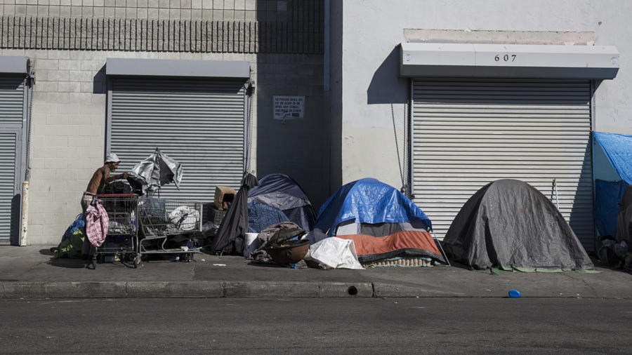 An encampment of homeless people along 6th Street on skid row in early Nov. 2016. (Credit: Brian van der Brug/Los Angeles Times)