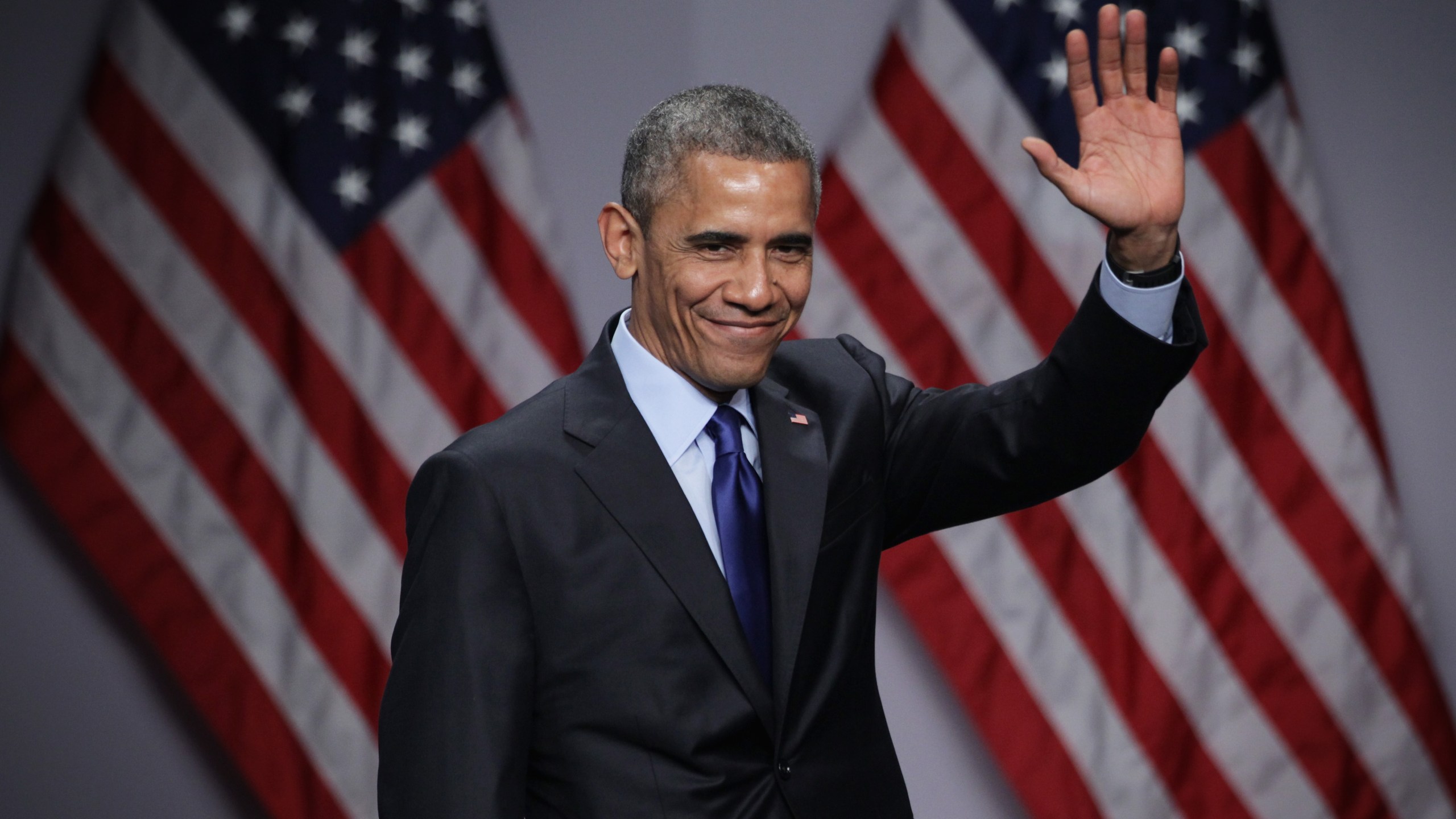 President Barack Obama waves after he spoke during the SelectUSA Investment Summit March 23, 2015 in National Harbor, Maryland. (Credit: Alex Wong/Getty Images)