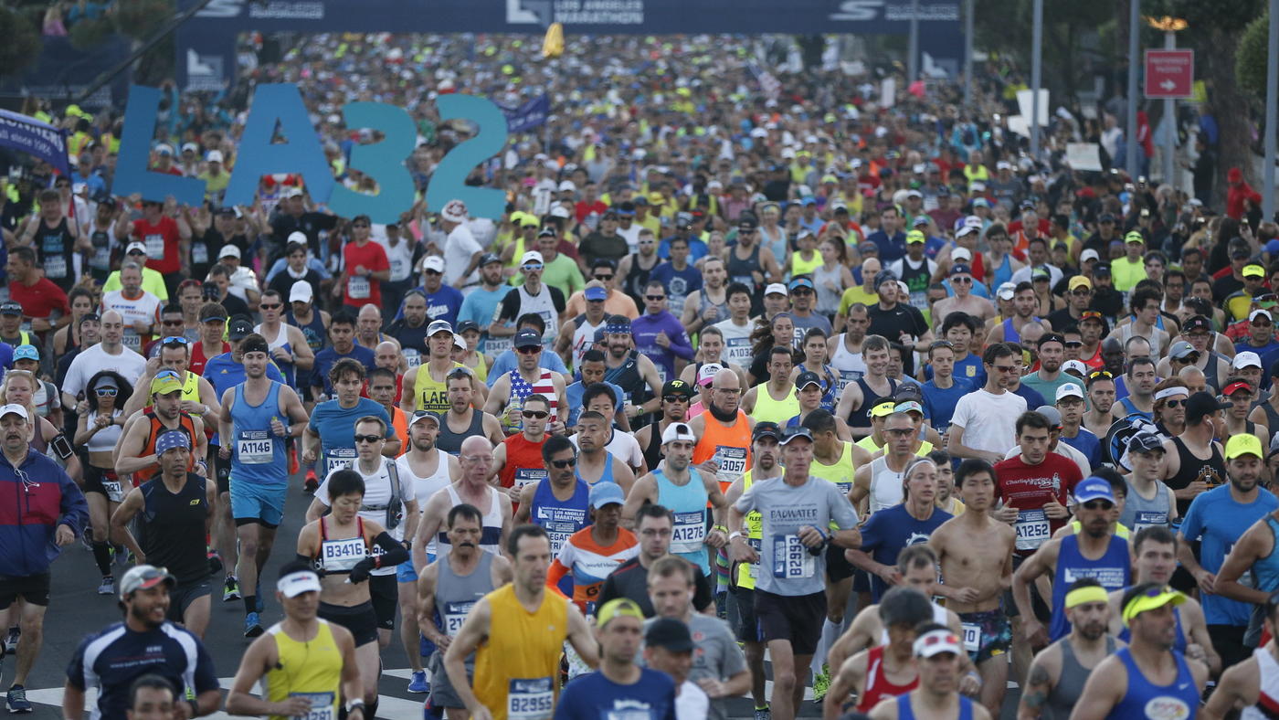 The 32nd annual Los Angeles Marathon begins at Dodger Stadium on March 19, 2017. (Credit: Patrick T. Fallon / Los Angeles Times)