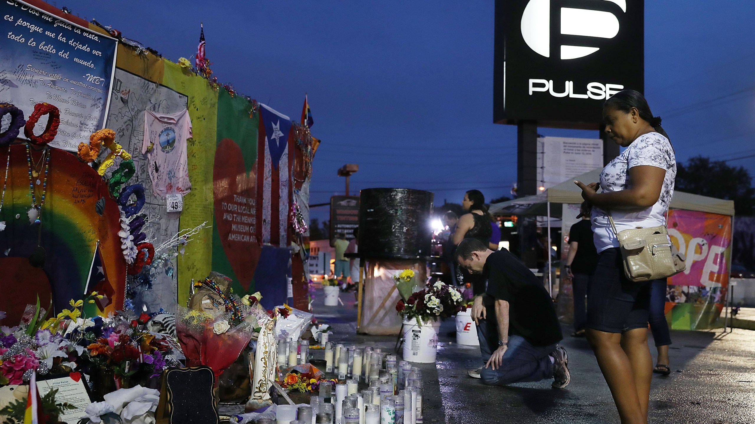 Christian Malone prays as he visits the memorial to the victims of the mass shooting setup around the Pulse nightclub one day before the one year anniversary of the shooting on June 11, 2017 in Orlando, Florida.(Credit: Joe Raedle/Getty Images)