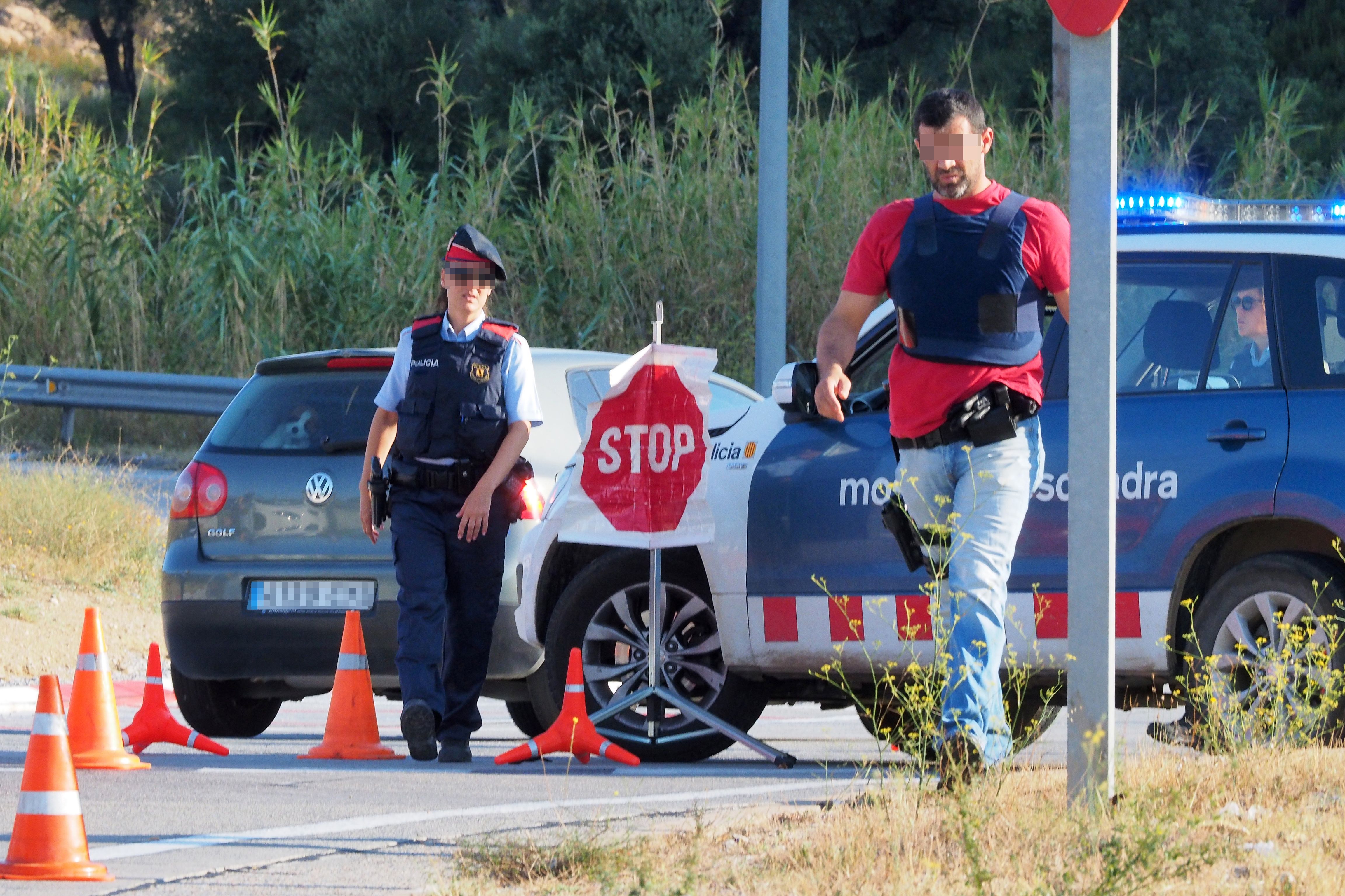 Spanish police officers control vehicles on their way to cross the Spain-France border between La Jonquera, northern Spain, and Le Perthus, southern France, on August 18, 2017. (Credit: RAYMOND ROIG/AFP/Getty Images)