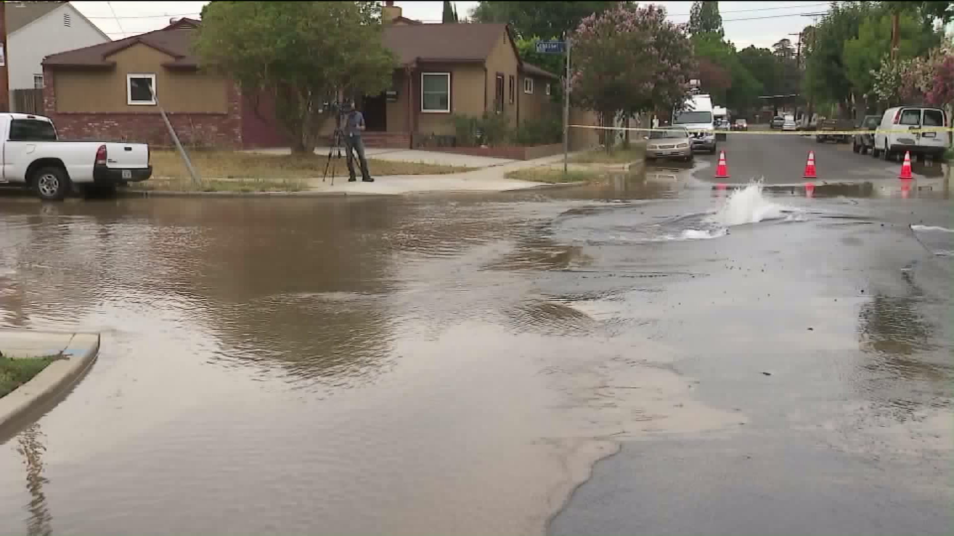 A water main break caused flooding on a Reseda street on Aug. 2, 2017. (Credit: KTLA)