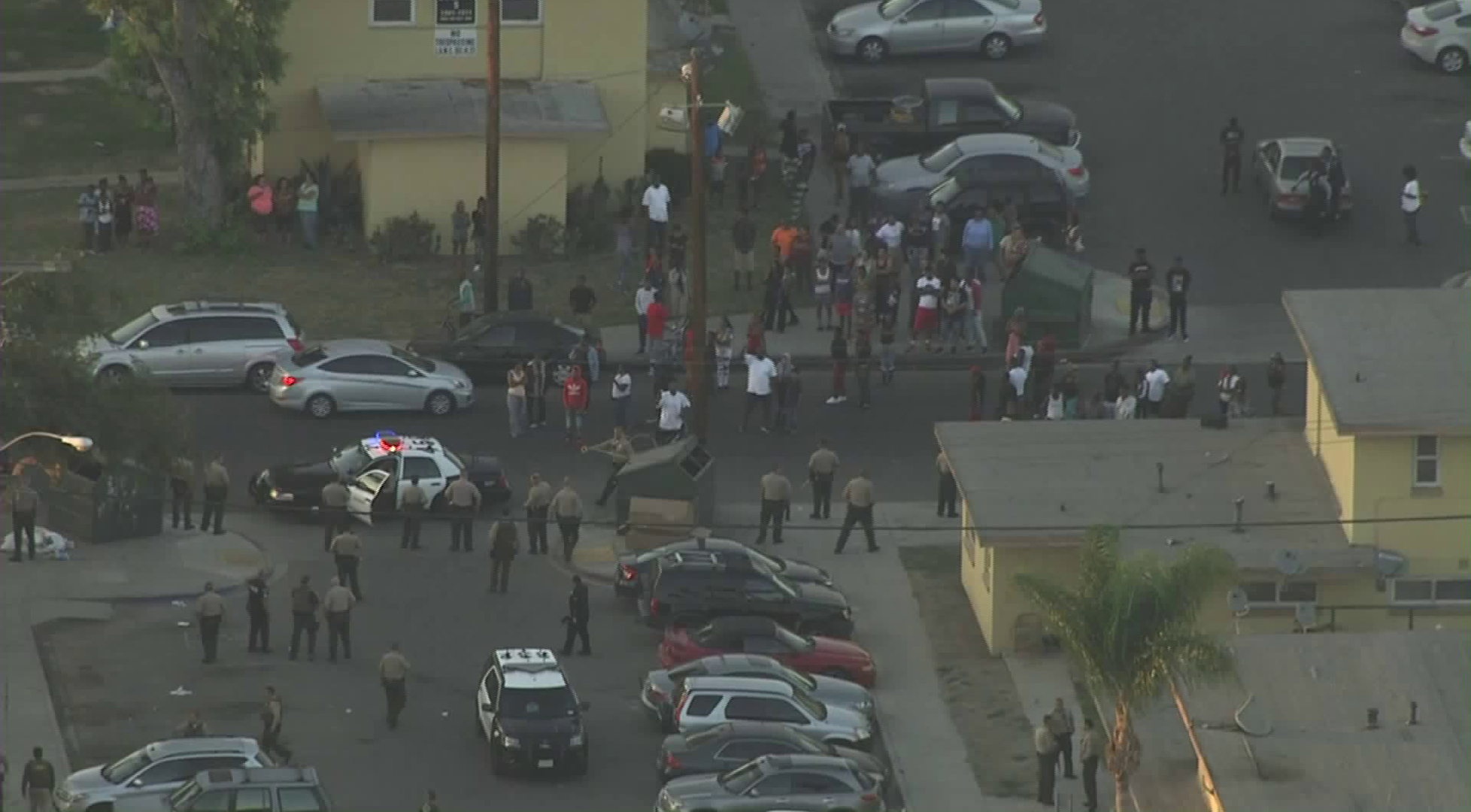 A large crowd gathered after a man was shot by at least one Los Angeles Sheriff's Department deputy on Aug. 16, 2017. (Credit: KTLA)