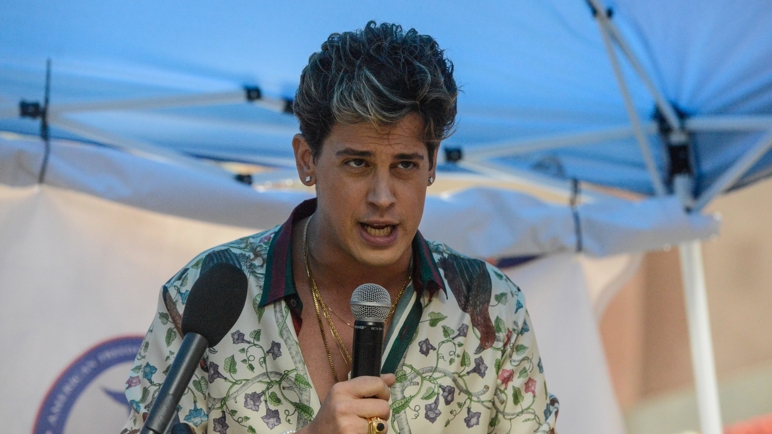 Milo Yiannopoulos speaks at an Alt Right protest of Muslim activist Linda Sarsour on April 25, 2017, in New York City. (Credit: Stephanie Keith / Getty Images)