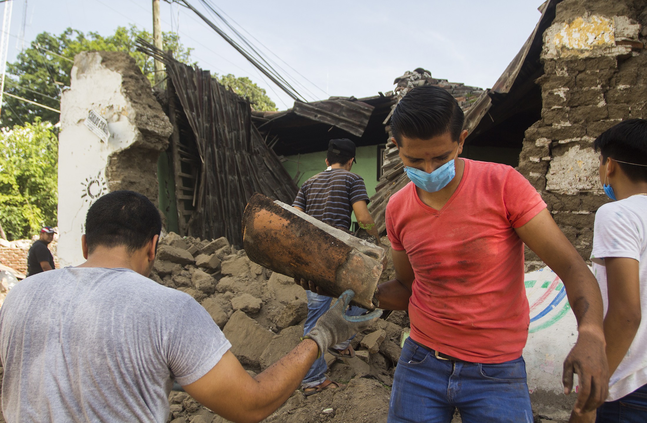 Volunteers clean the debris from damaged houses in Jojutla de Juarez on Sept. 20, 2017, a day after a strong quake hit central Mexico. (Credit: ENRIQUE CASTRO SANCHEZ/AFP/Getty Images)