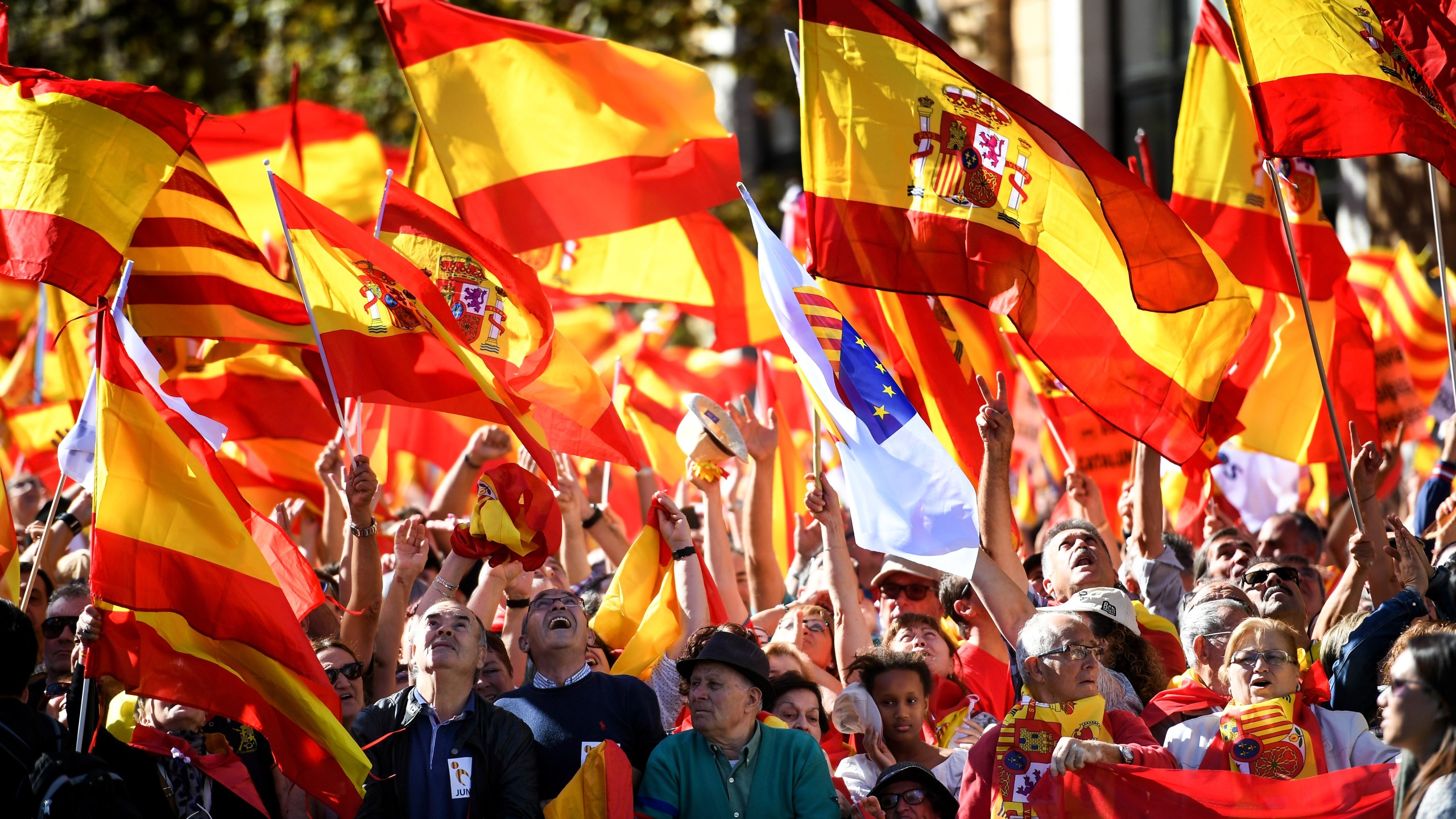 Thousands of pro-unity protesters gather in Barcelona, two days after the Catalan parliament voted to split from Spain, on Oct. 29, 2017. (Credit: Jeff J. Mitchell / Getty Images)