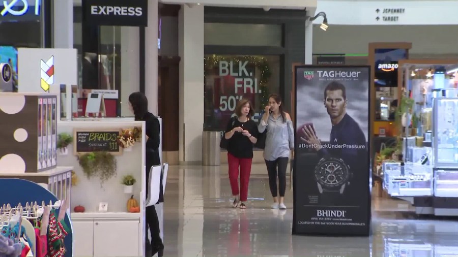 Shopper peruse the Glendale Galleria on Nov. 25, 2017. (Credit: KTLA)