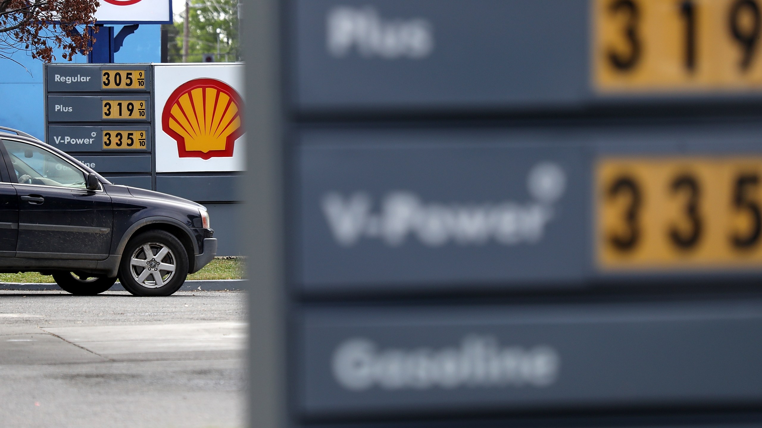 Gasoline prices are displayed at a gas station on May 10, 2017 in San Rafael. (Credit: Justin Sullivan/Getty Images)