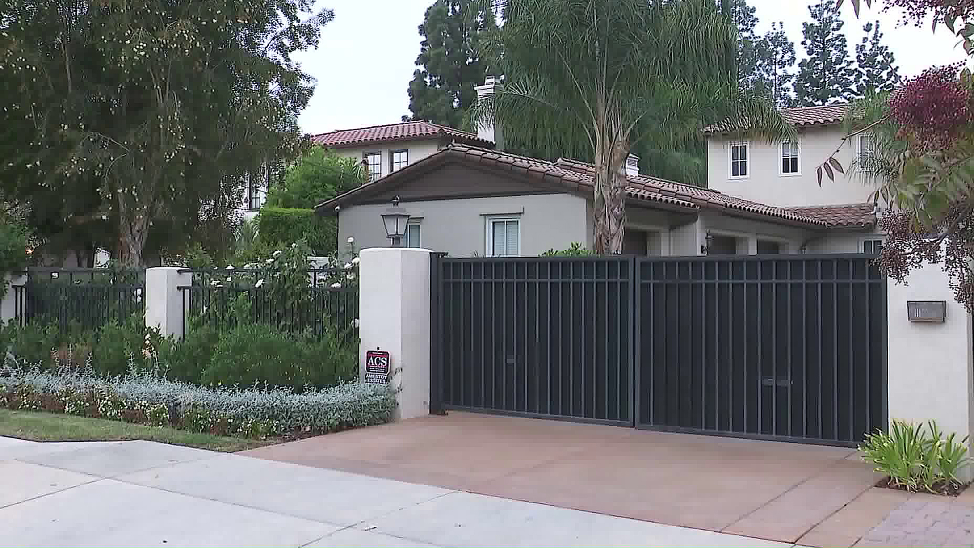 Police investigate a burglary at Yasiel Puig's Encino home on Nov. 1, 2017. (Credit: KTLA)