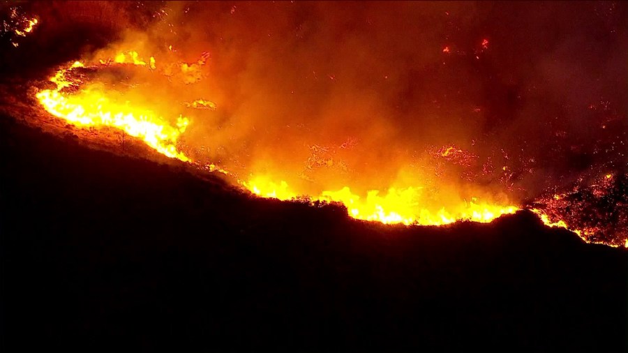 The Creek Fire continued to burn and threaten homes on Dec. 6, 2017. (Credit: KTLA)