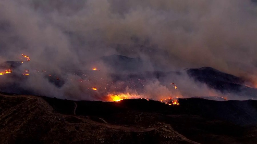 The Creek Fire burns at dusk on Dec. 6, 2017. (Credit: KTLA)