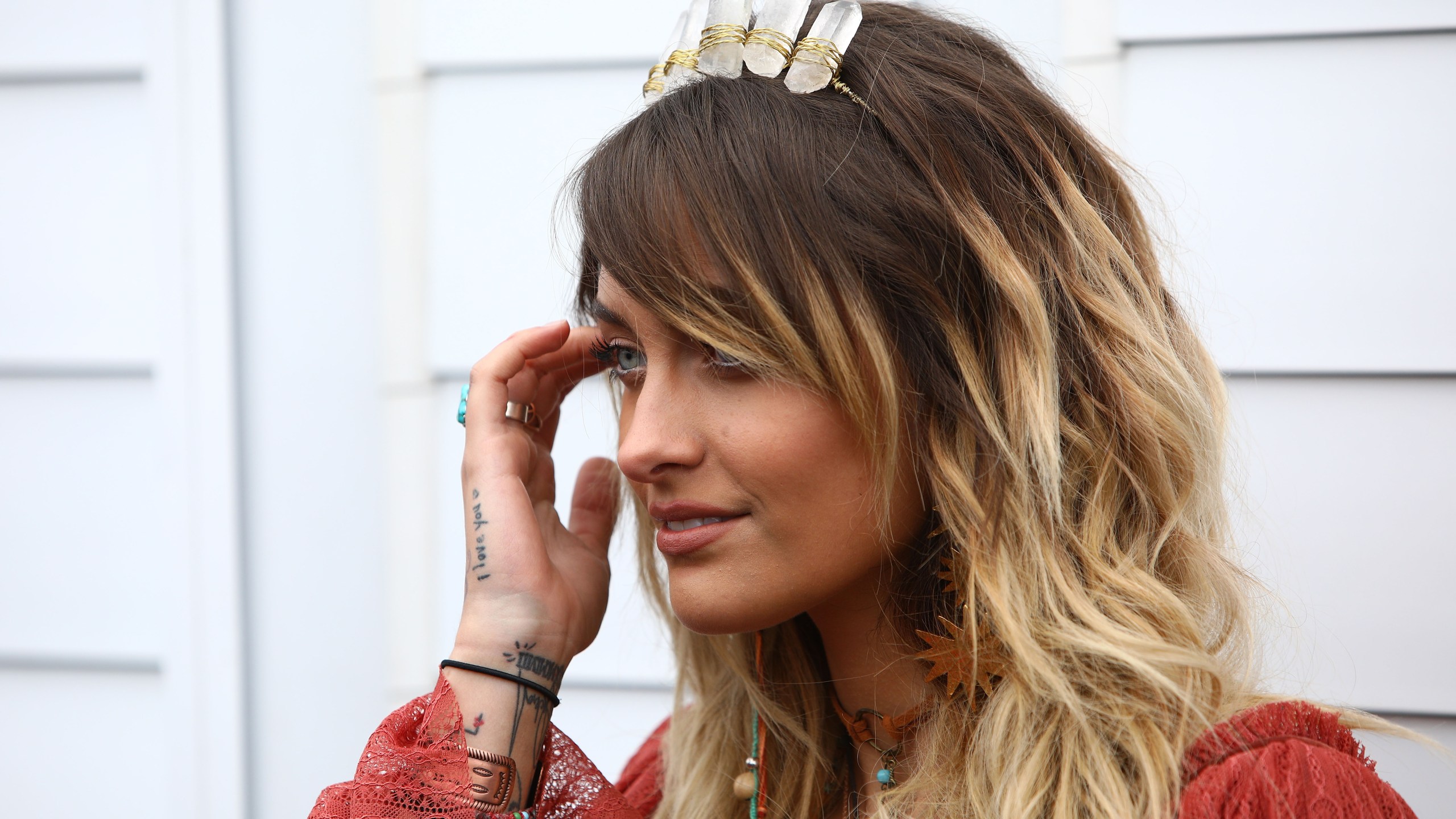 Paris Jackson poses at Flemington Racecourse on November 7, 2017 in Melbourne, Australia. (Credit: Graham Denholm/Getty Images for the VRC)