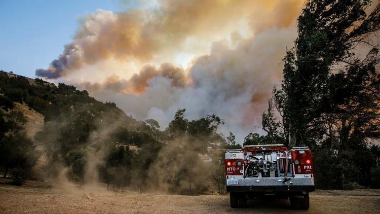 Strong Santa Ana winds pushed the Thomas Fire south toward Montecito on Dec. 16, 2017. (Marcus Yam/Los Angeles Times)