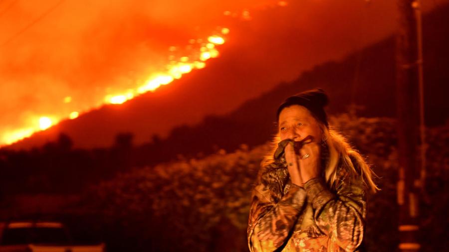 A resident cries as the Thomas Fire approaches the town of La Conchita early Dec. 7, 2017. (Credit: Wally Skalij / Los Angeles Times)