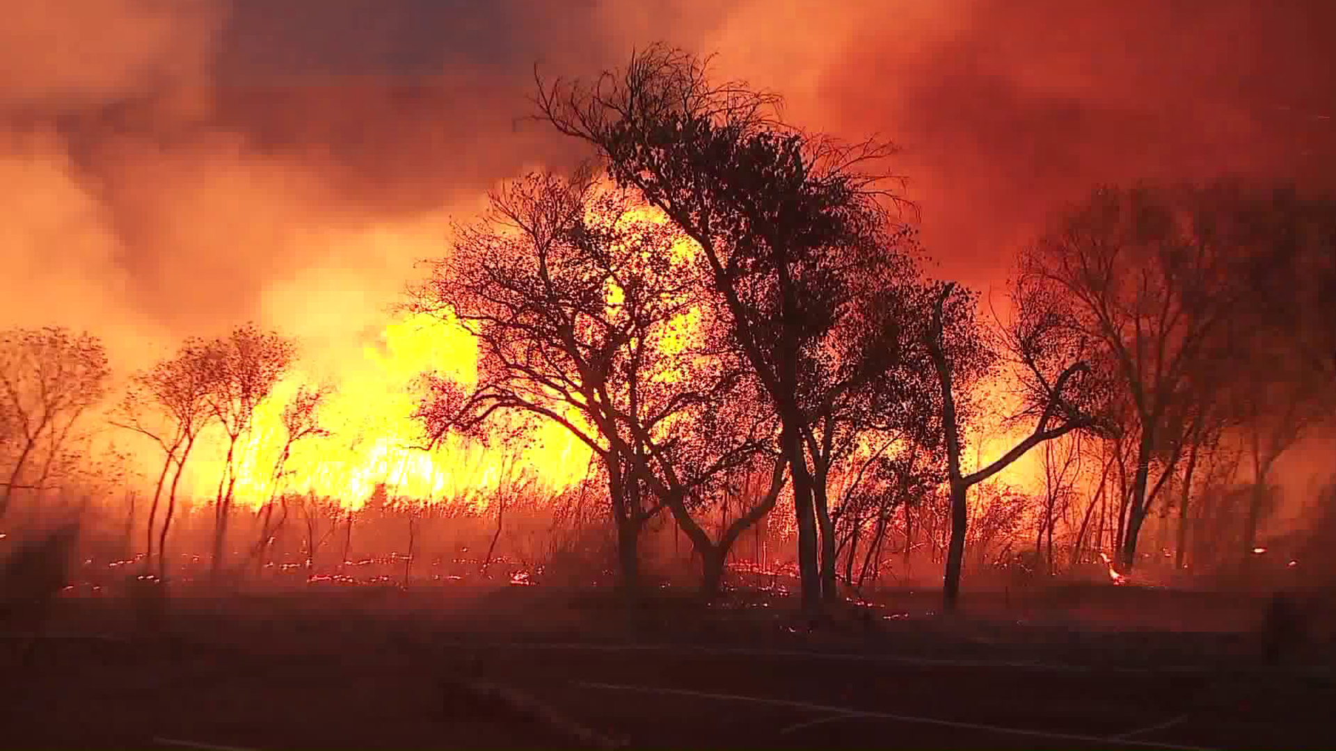 The Rye Fire continued to rage out of control in the Santa Clarita area on Dec. 5, 2017. (Credit: KTLA)