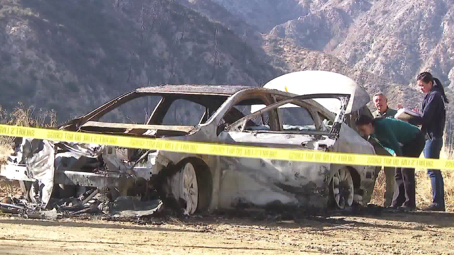 A burned vehicle in which a body was found is shown in the Angeles National Forest on Jan. 5, 2018. (Credit: KTLA)