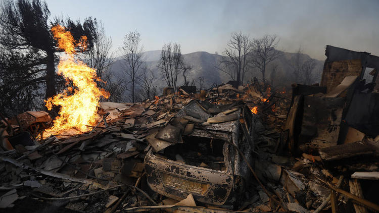 A car charred by the Skirball Fire in Bel-Air sits at the end of Linda Flora Drive. (Credit: Genaro Molina/Los Angeles Times)