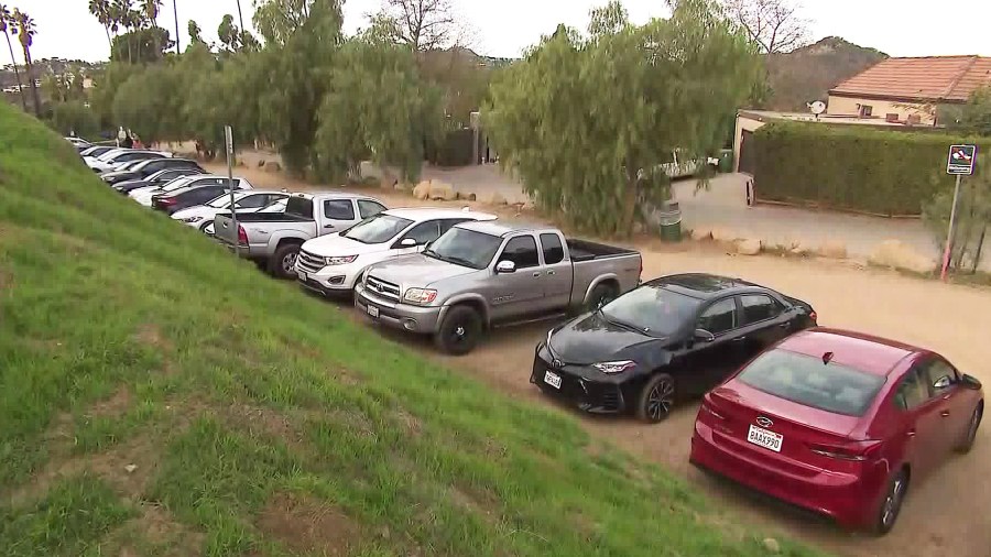 A packed parking lot is seen at Runyon Canyon Park on Jan. 30, 2018. (Credit: KTLA)