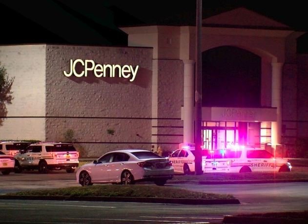 On January 21, 2018, officers responded to a smoke alarm call at the Eagle Ridge Mall, in Lake Wales, located in central Florida. (Credit: WFTS)