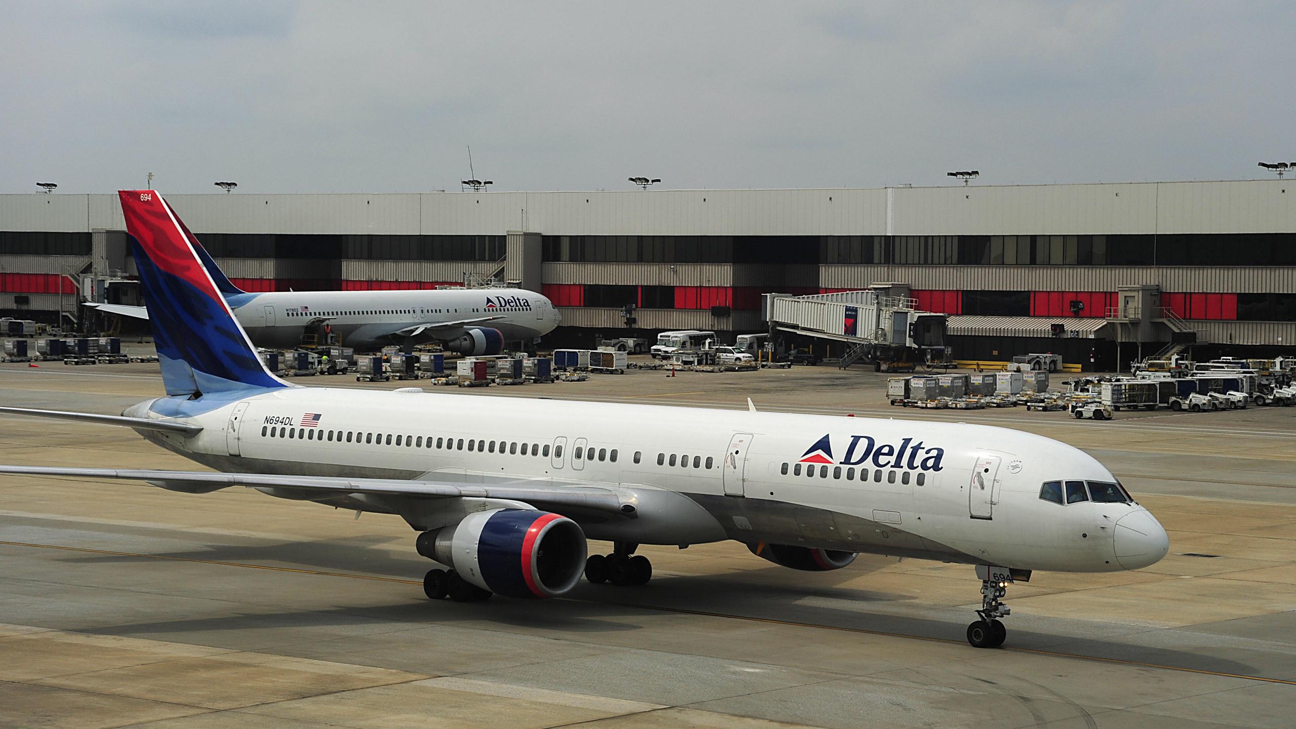 A Delta Airlines jet arrives at Atlanta-Hartsfield International Airport in Atlanta, Georgia on Sept. 12, 2009. (Credit: KAREN BLEIER/AFP/Getty Images)