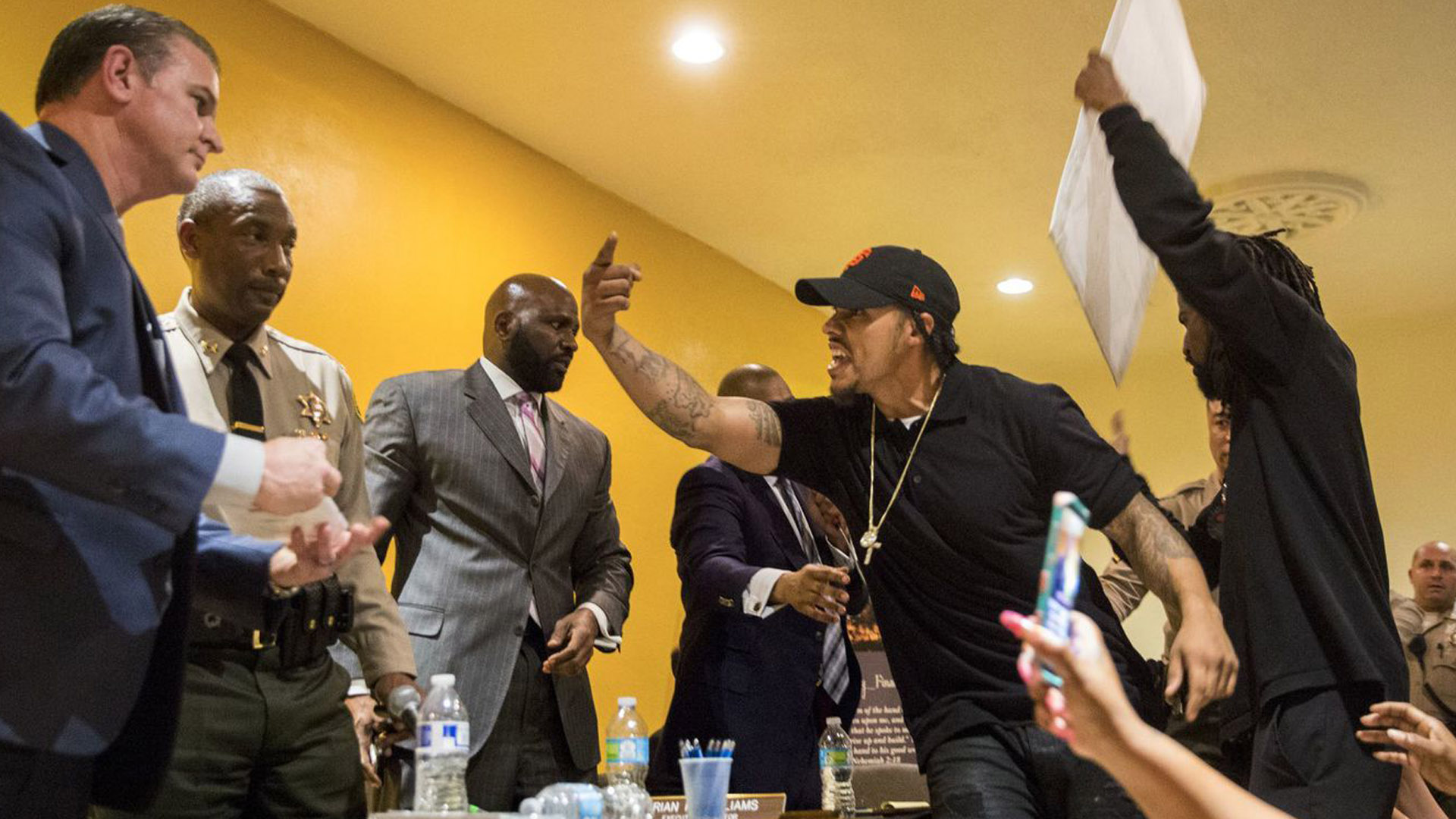 John Weber, center, older brother of Anthony Weber, yells at members of the Sheriff Civilian Oversight Commission during an emergency town hall meeting on Feb. 7, 2018 at the New Congregational Missionary Baptist Church in South L.A. (Credit: Kent Nishimura / Los Angeles Times)