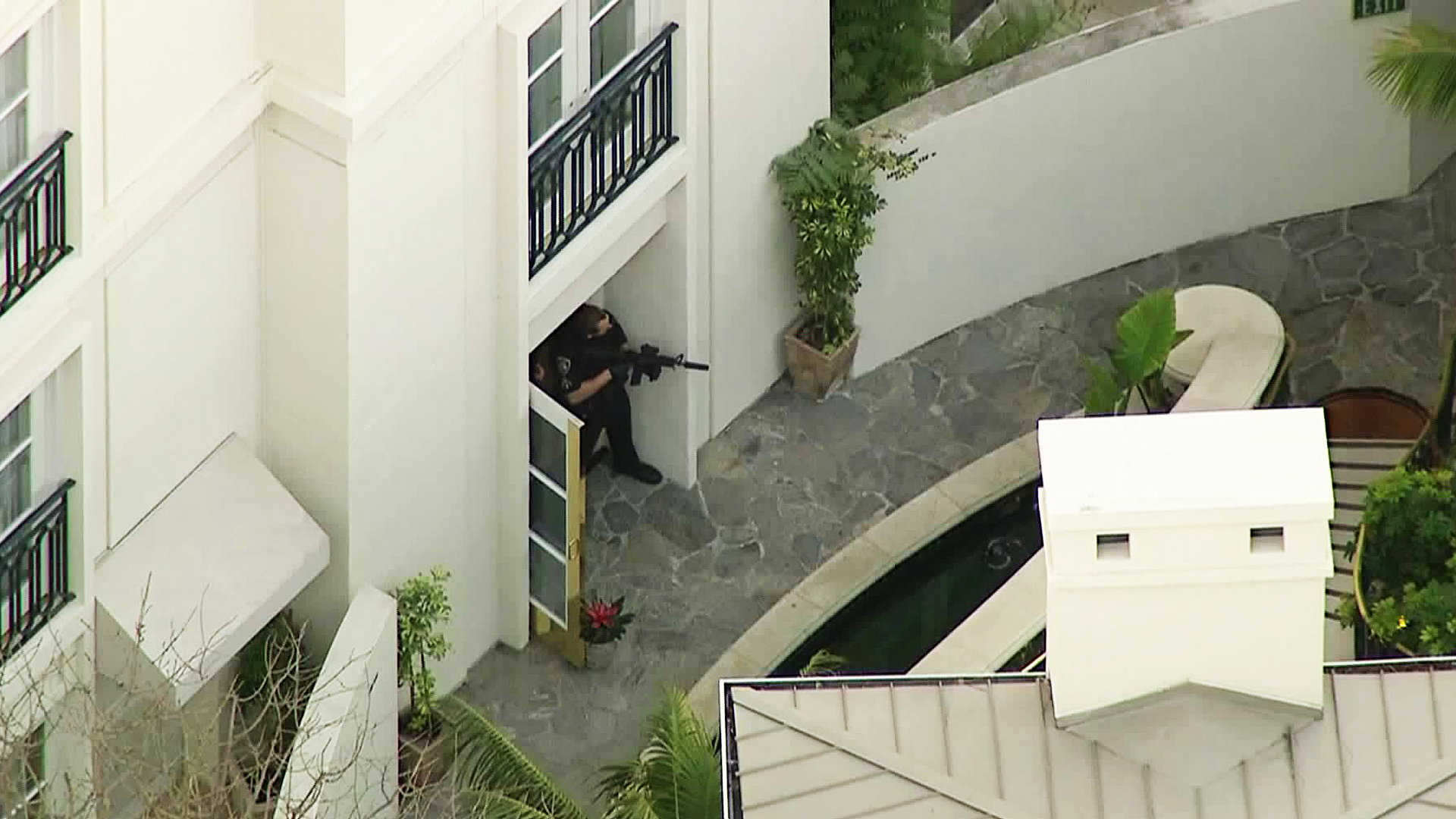 An armed officer is seen in a doorway at the Peninsula Beverly Hills Hotel on Feb. 22, 2018. (Credit: KTLA)