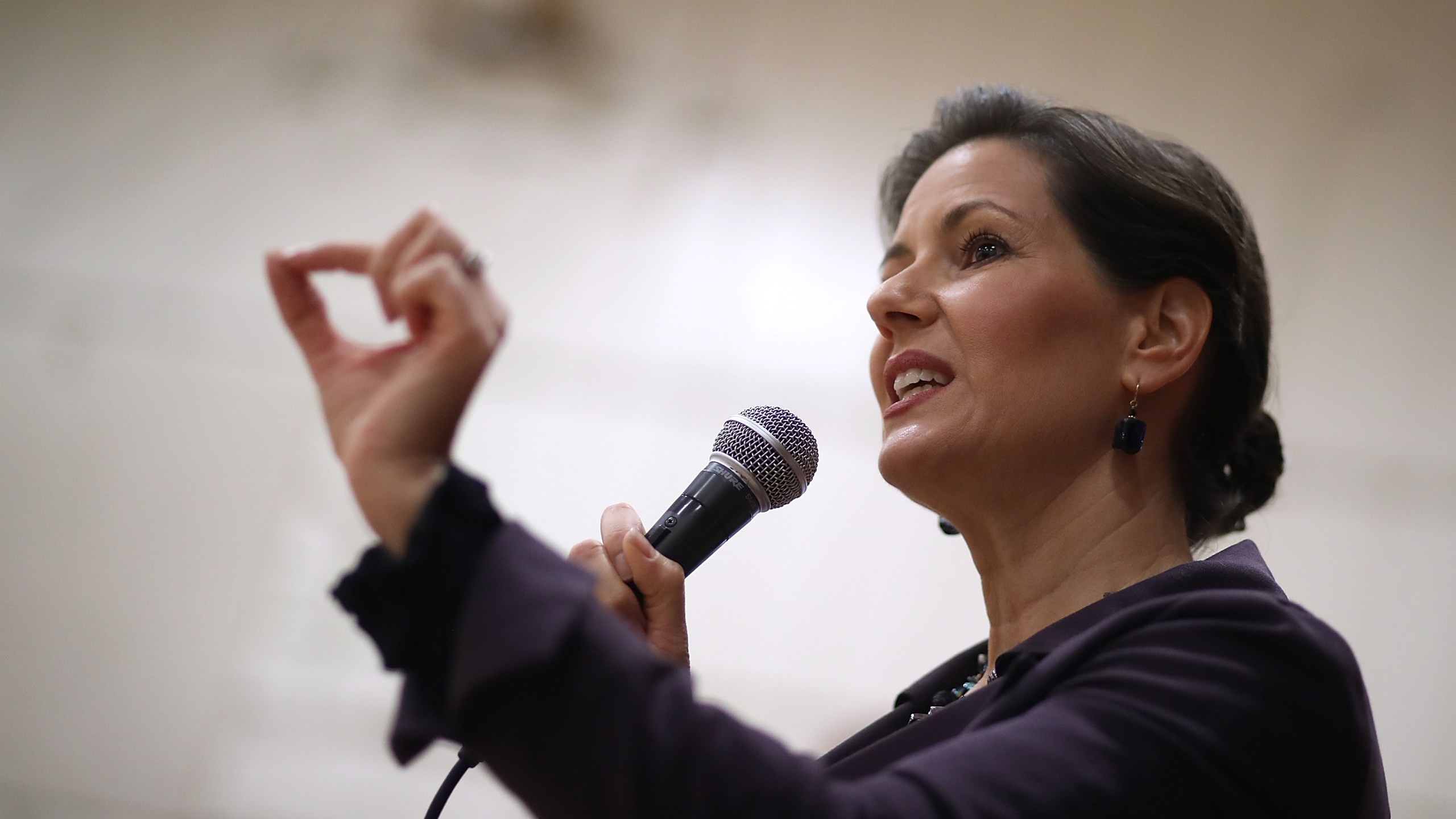 Oakland Mayor Libby Schaaf speaks to students at a middle school in her city about the U.S. Constitution on January 19, 2018. (Photo by Justin Sullivan/Getty Images)