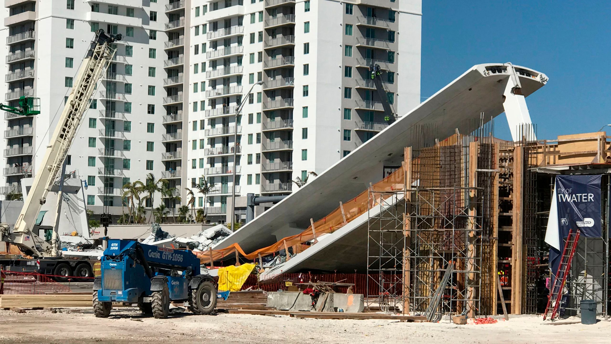 A crane is seen near a newly installed pedestrian bridge, that collapsed, over a six-lane highway in Miami, Florida on March 15, 2018, crushing a number of cars below and reportedly leaving several people dead. (Credit: ANTONI BELCHI/AFP/Getty Images)