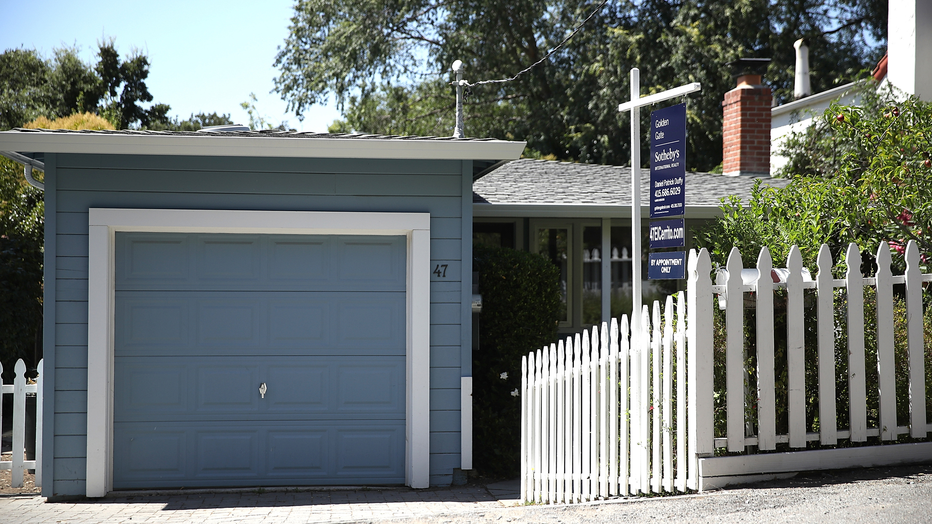 A sign is posted in front of a home for sale on July 18, 2017, in San Anselmo. (Credit: Justin Sullivan / Getty Images)