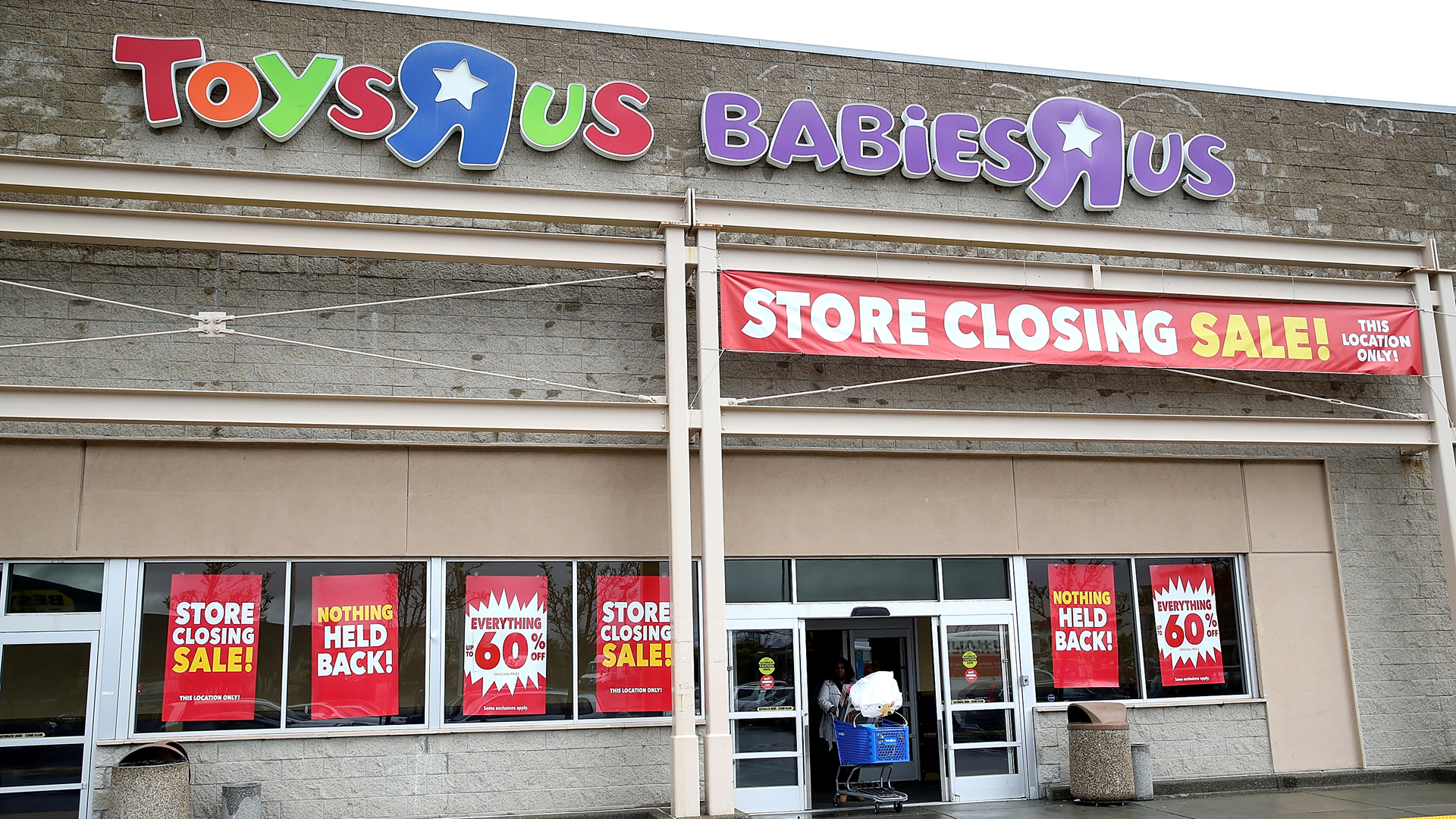 A customer leaves a Toys R Us store on March 15, 2018 in Emeryville. (Credit: Justin Sullivan/Getty Images)