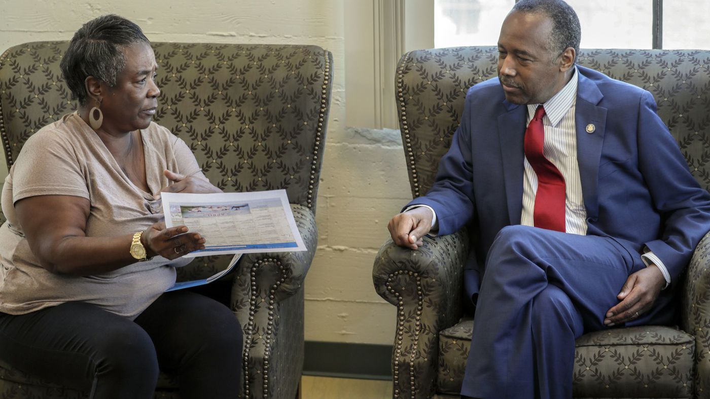 Housing and Urban Development Secretary Ben Carson sits down and speaks with volunteer Denise Smith during his visit to the Downtown Women's Center on L.A.'s Skid Row on April 24, 2018. (Credit: Irfan Khan / Los Angeles Times)