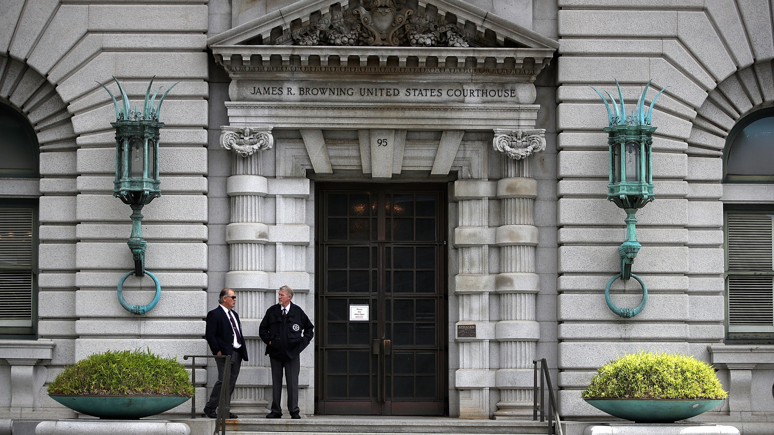 Security guards stand in front of the 9th U.S. Circuit Court of Appeals on June 12, 2017, in San Francisco. (Justin Sullivan/Getty Images)