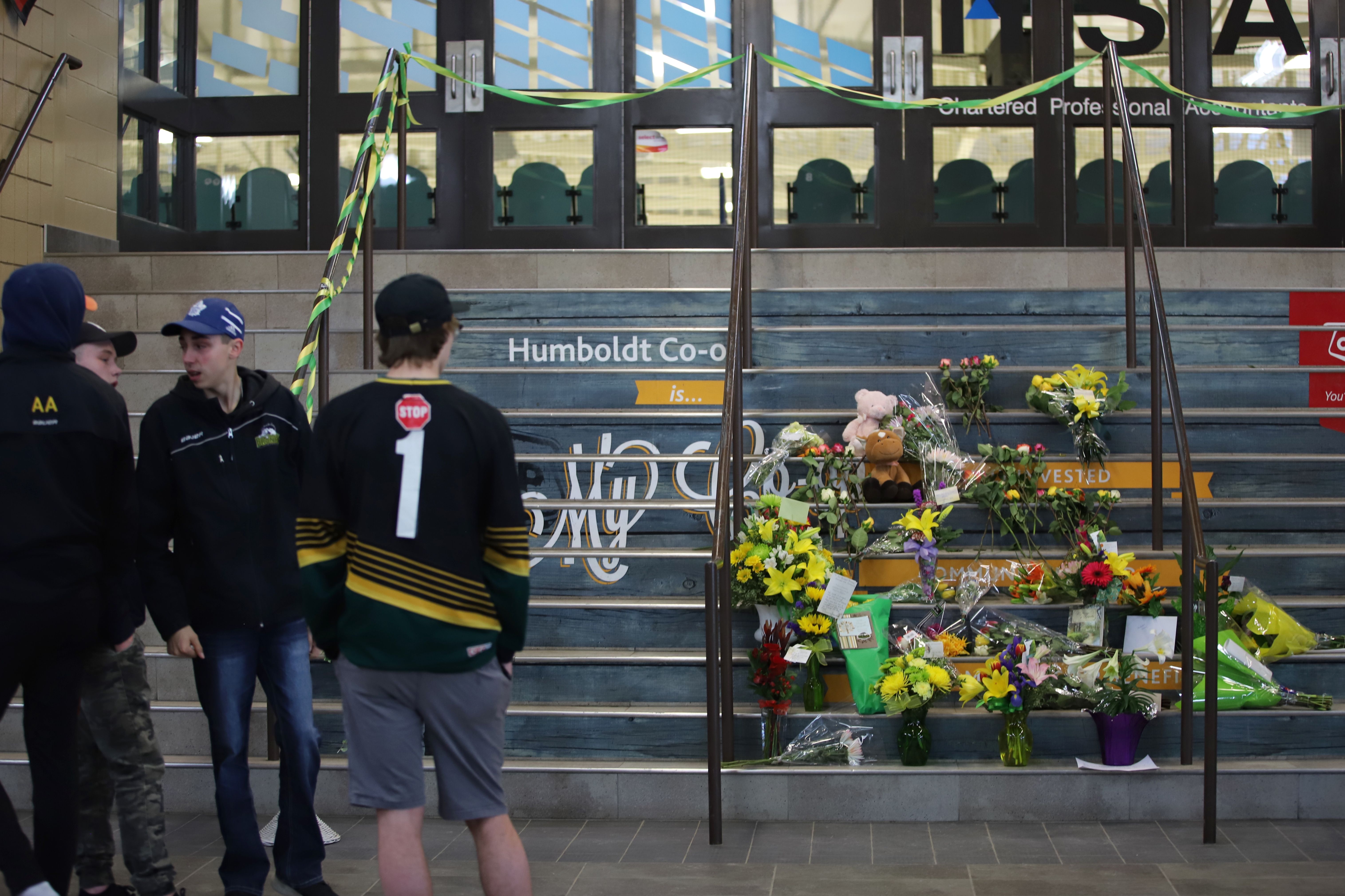 Flowers are left outside the Humboldt Uniplex ice-skating rink on April 7, 2018 in Humboldt, Saskatchewan after a bus carrying a junior ice hockey team collided with a semi-trailer truck near Tisdale and Nipawin, Saskatchewan province, killing 14 people. (Credit: KYMBER RAE/AFP/Getty Images)