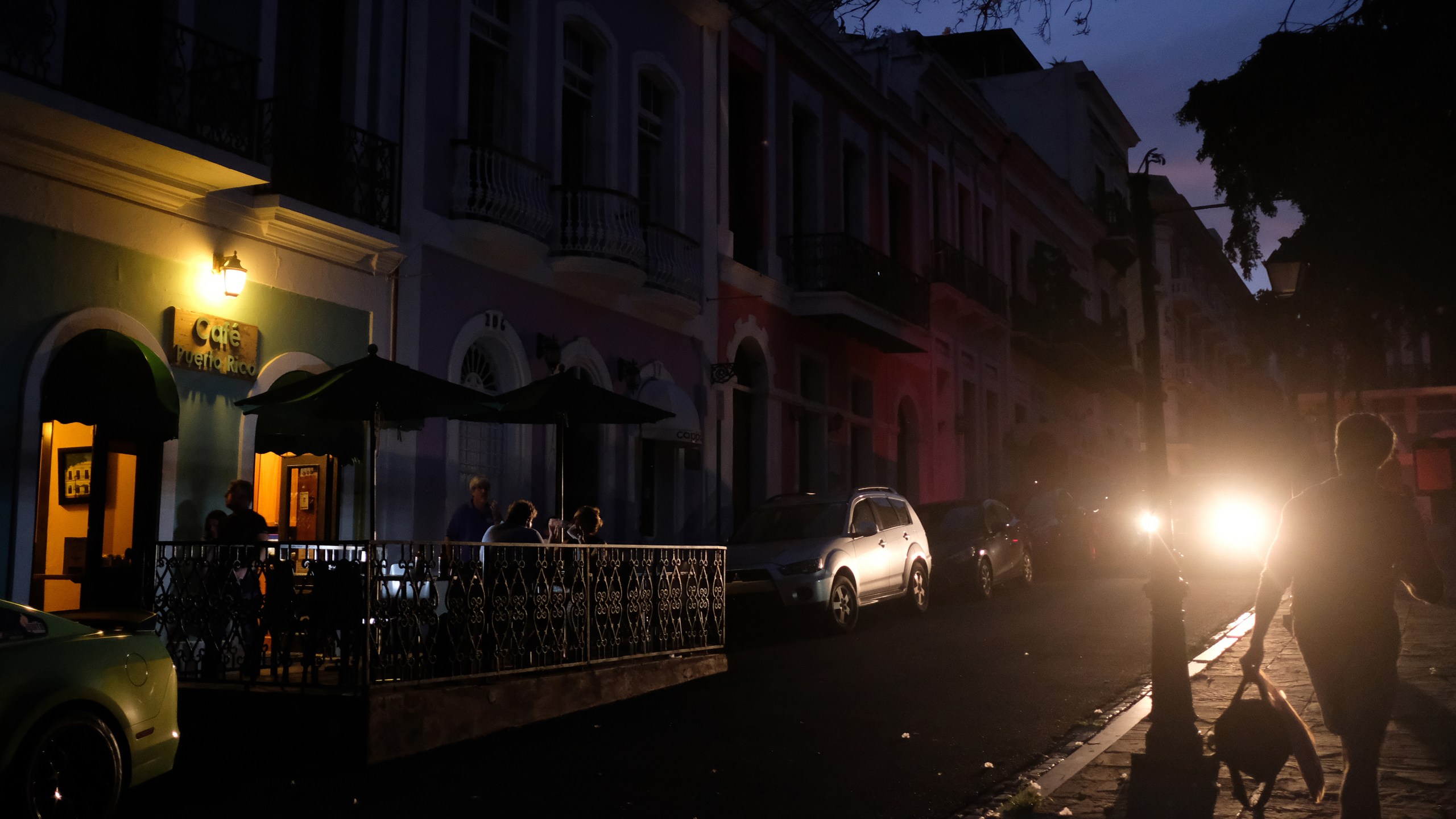 Tourists dine at Cafe Puerto RIco in Old San Juan on April 18, 2018, as a major failure knocked out the left the entire island without power nearly seven months after Hurricane Maria destroyed the electrical grid. (Credit: Jose Jimenez / Getty Images)