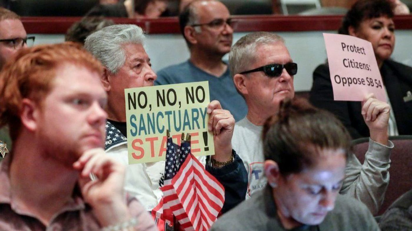 Protesters oppose sanctuary state at an Orange County Board of Supervisors meeting in 2018 (Credit: Los Angeles Times)