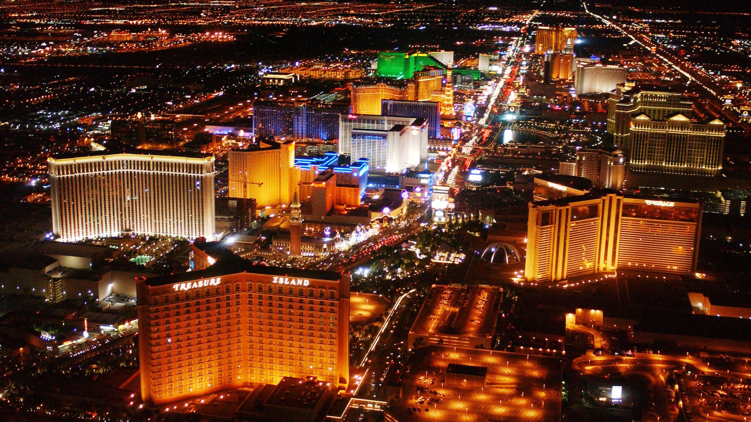 The strip on Las Vegas Boulevard is seen on May 30, 2002 in Las Vegas, Nevada. (Credit: Robert Mora/Getty Images)