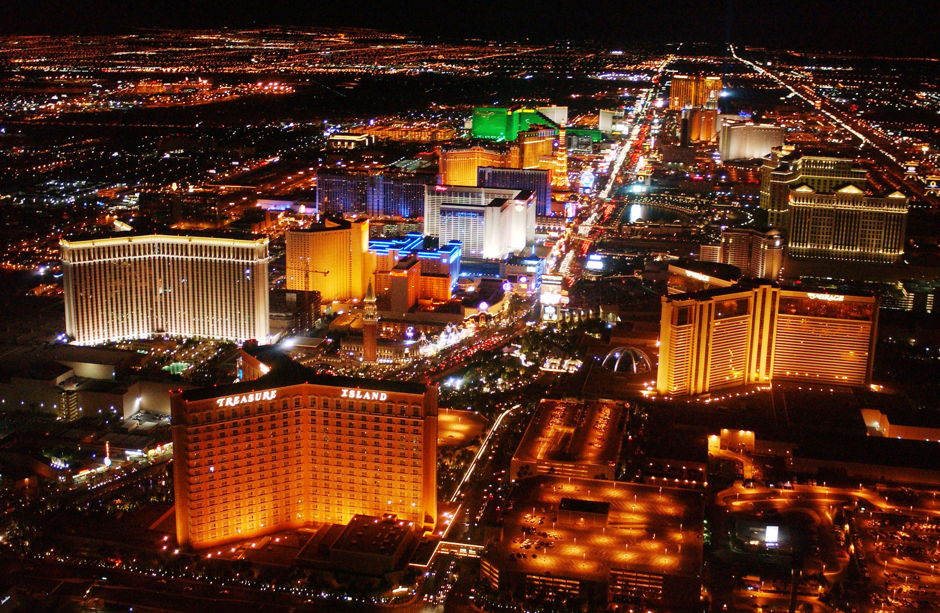 The strip on Las Vegas Boulevard is seen on May 30, 2002 in Las Vegas, Nevada. (Credit: Robert Mora/Getty Images)