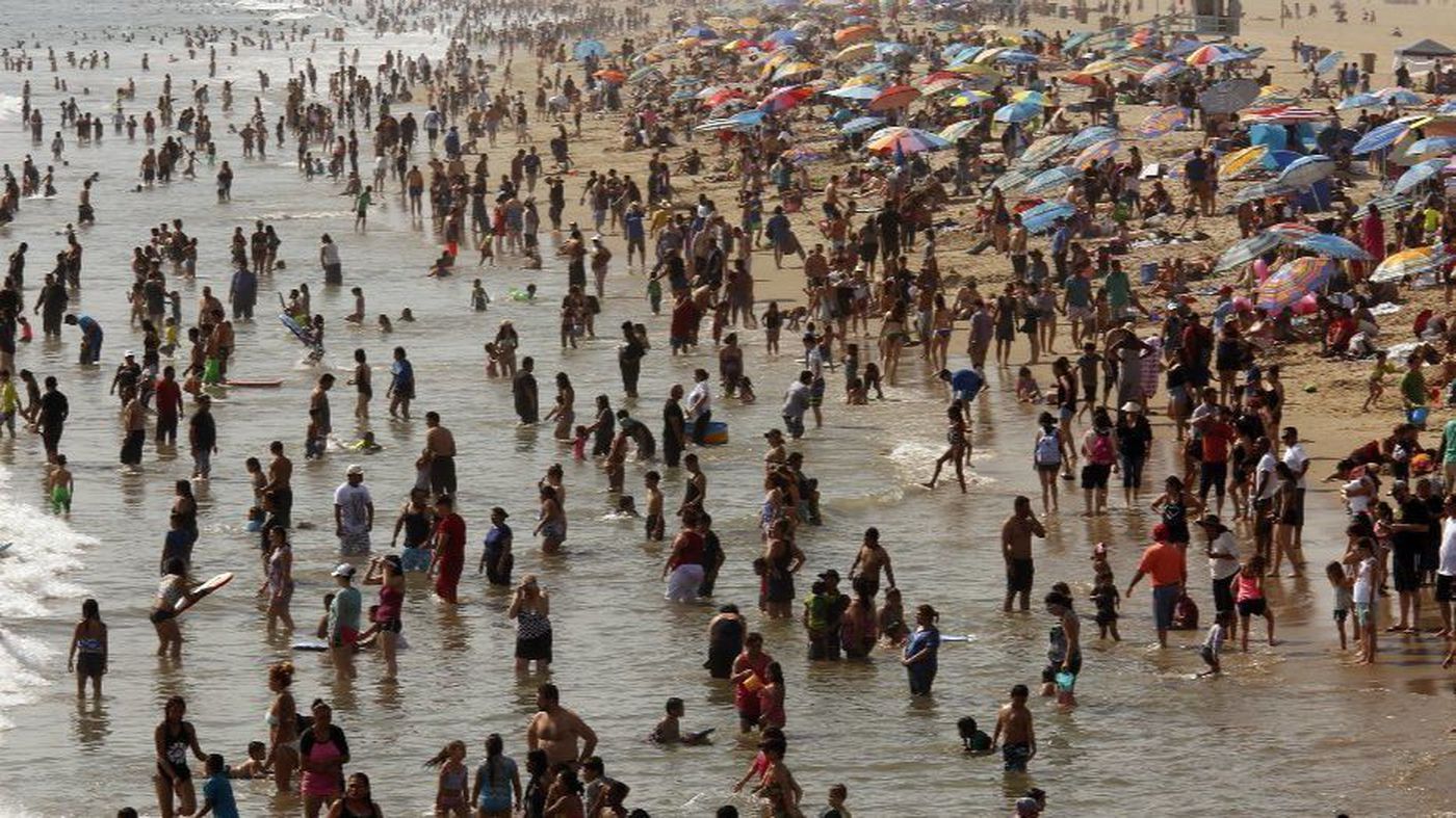 Hundreds of people seek relief from a hot July day alongside the Santa Monica Pier. The beach there has consistently logged one of the poorest water-quality marks in California. (Credit: Genaro Molina / Los Angeles Times)