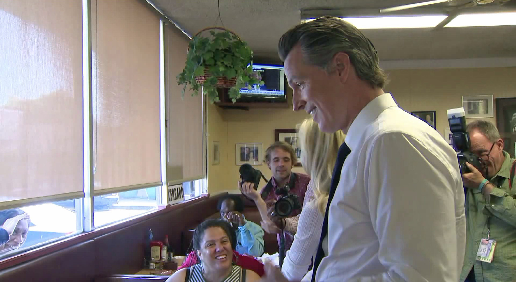 Gavin Newsom greets diners at an Inglewood restaurant on June 4, 2018. (Credit: KTLA)