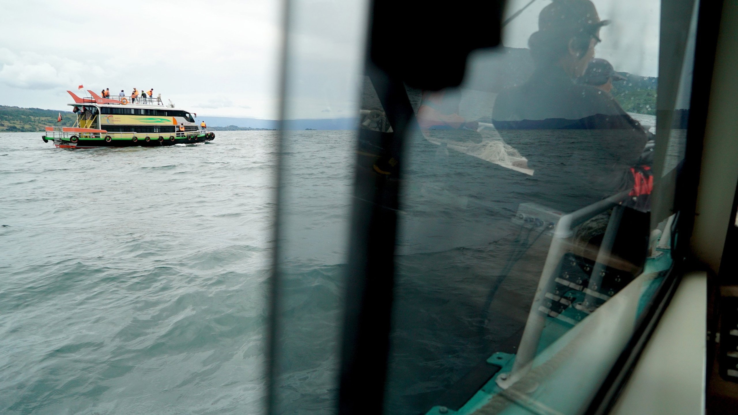 Rescue teams search for victims at the Lake Toba ferry port in the province of North Sumatra. (Credit: Jon Nst/Getty Images)