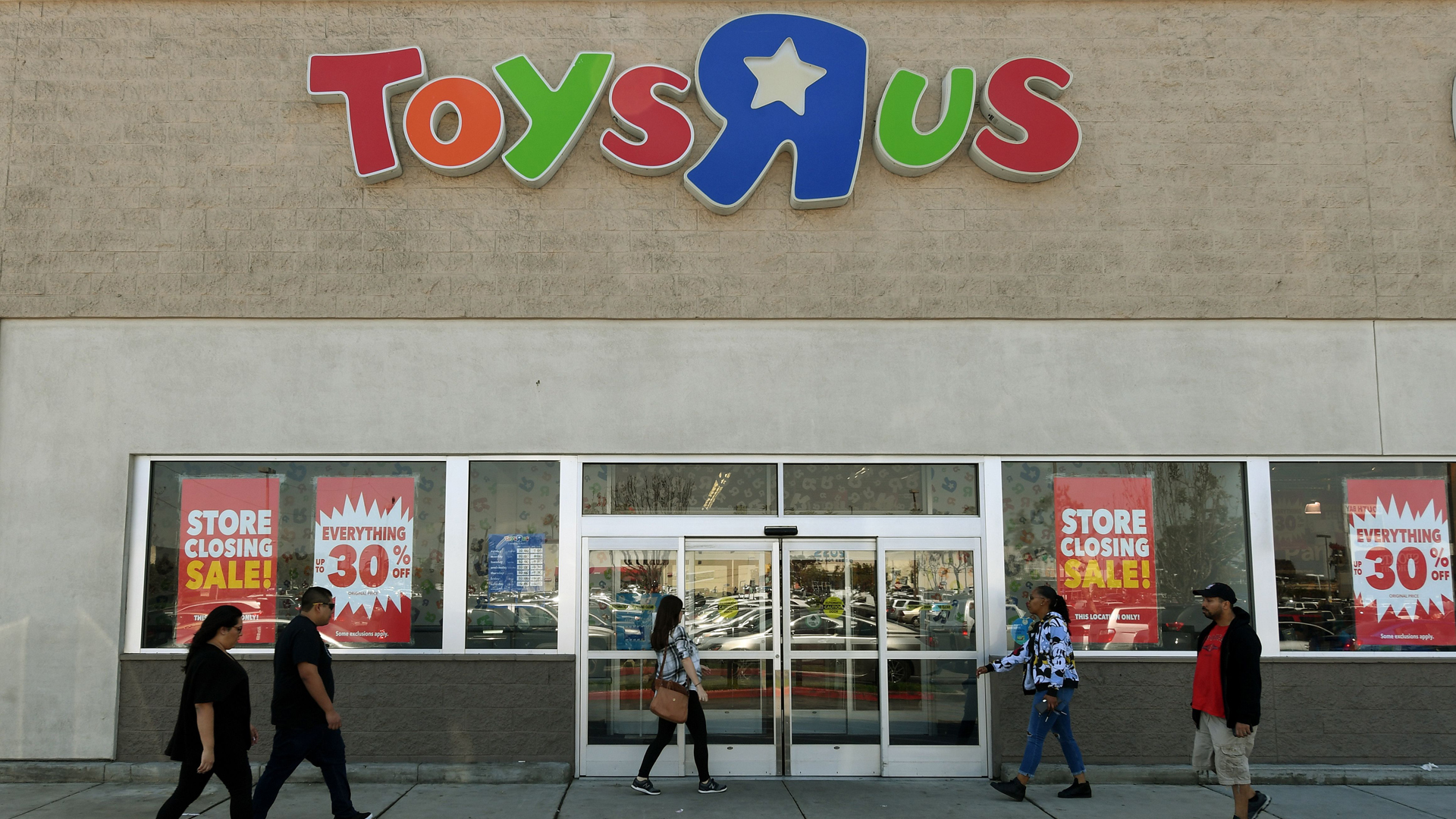 Customers shop at a Toys 'R' Us store, the iconic retail chain after it announced plans to shut all of its US stores, becoming one of the biggest casualties of the retail shakeout amid the rise of e-commerce, in Los Angeles, California on March 23, 2018. The debt-plagued company announced that it has filed a motion for bankruptcy court approval to liquidate its US operations, a move that could hit 33,000 jobs. / AFP PHOTO / Mark Ralston (Photo credit should read MARK RALSTON/AFP/Getty Images)