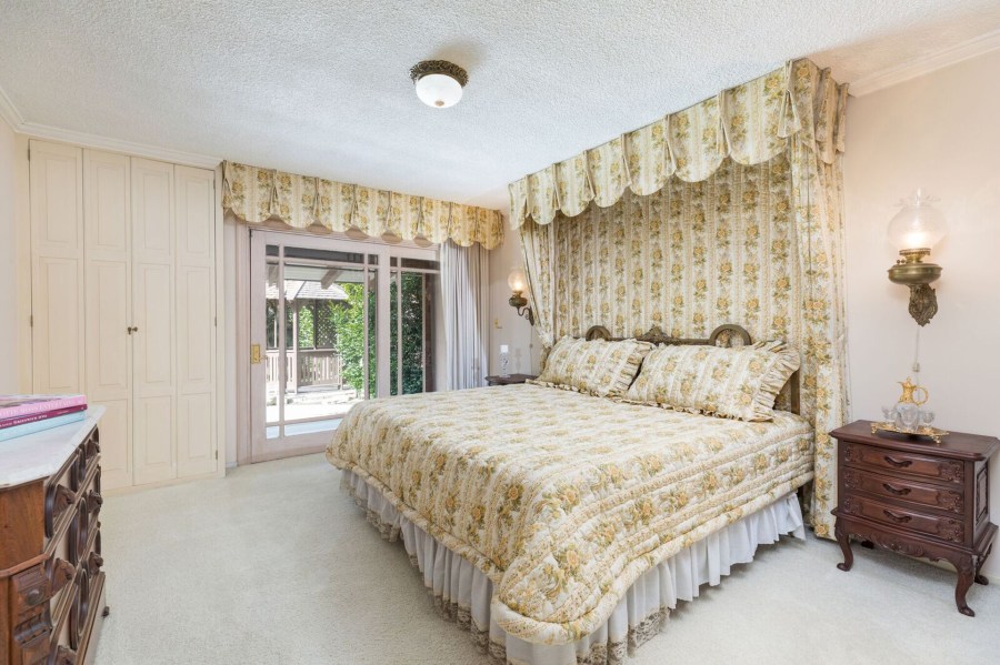 A view of another bedroom in the "Brady Bunch" home. (Credit: Anthony Barcelo)